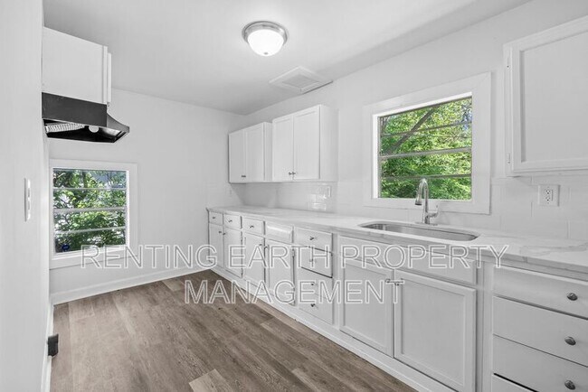 Building Photo - 1540 Cleveland Ave SW