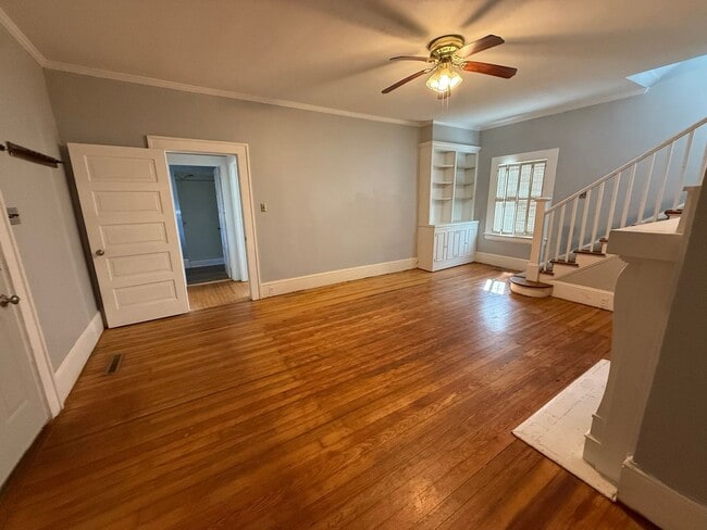 Building Photo - 903 Lee St N