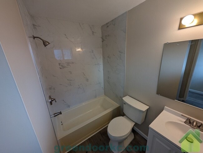 Building Photo - 412 Holiday Dr