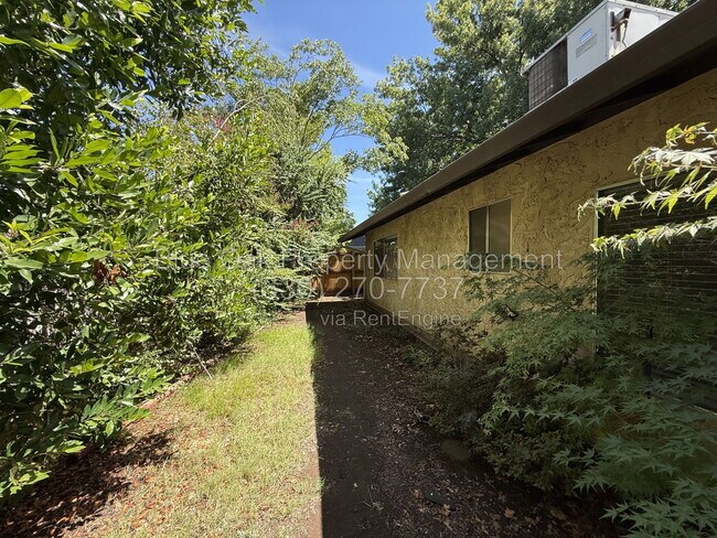 Building Photo - 2 Brittany Ln