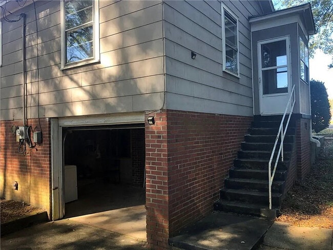 Building Photo - 705 Whitehall Rd