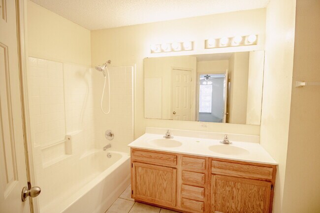 Building Photo - 3/2/2 Tucked Away in a Quiet Cul-de-Sac