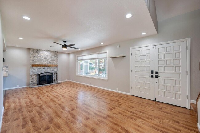 Building Photo - 3661 Slopeview Dr