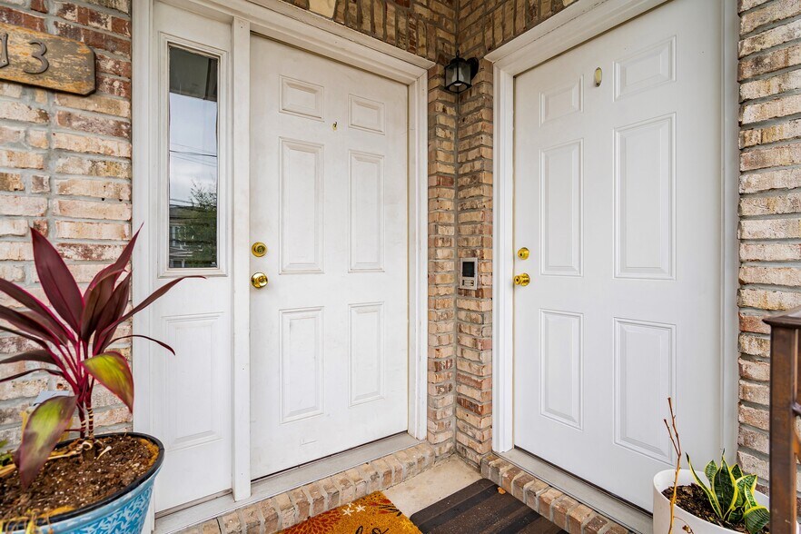 Building Photo - 13 Oak St