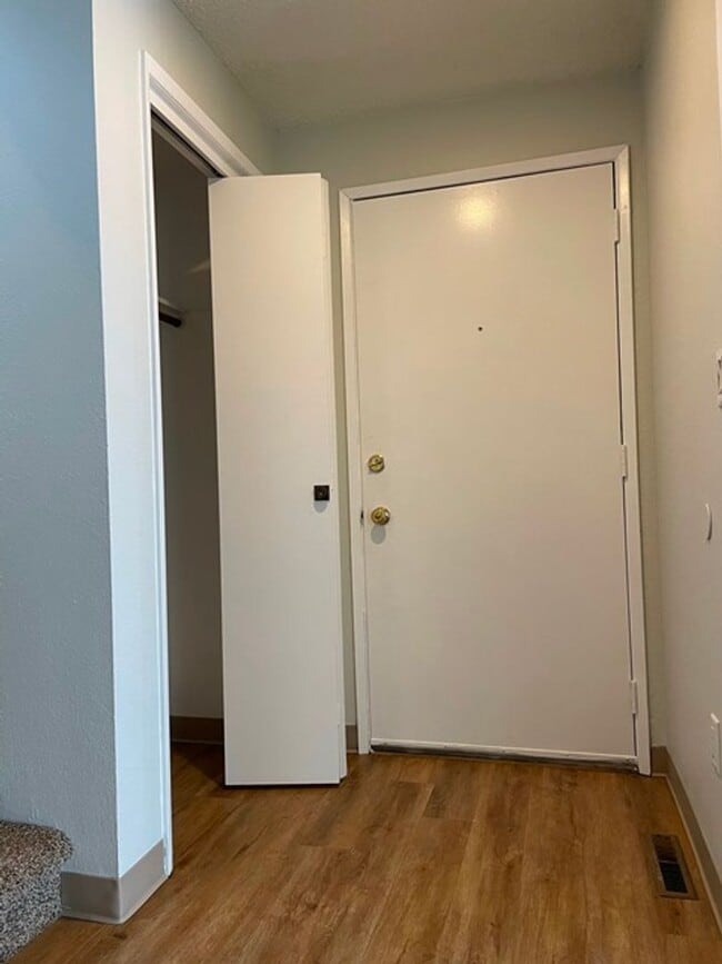Building Photo - 2 bedroom townhouse