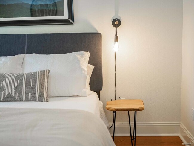 Building Photo - 1802 NW Mustang Ave