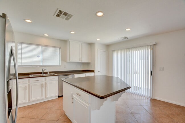 Building Photo - Fabulous 3 bed/2.5 bath two-story home in ...