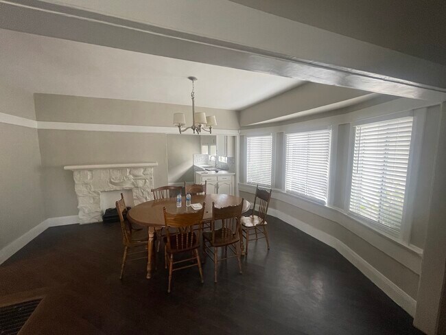 Building Photo - 373 W 47th Pl