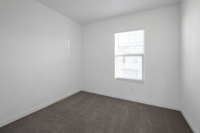 Building Photo - Like New Luxurious Modern 3 Bedroom 2 Bath Townhome in Warner Meadows