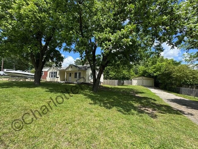Building Photo - Nice 2 bedroom 2 bath home with large deta...