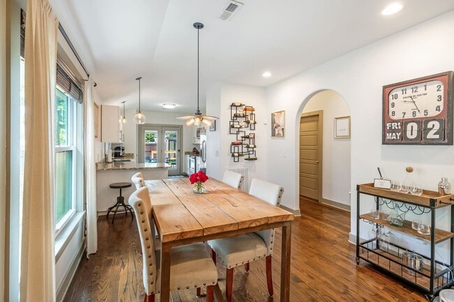 Building Photo - Beautiful Home Steps to Cleveland Park!