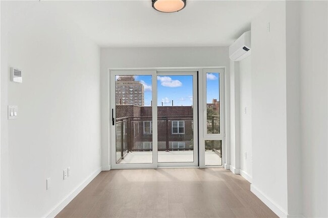 Building Photo - 428 E 9th St