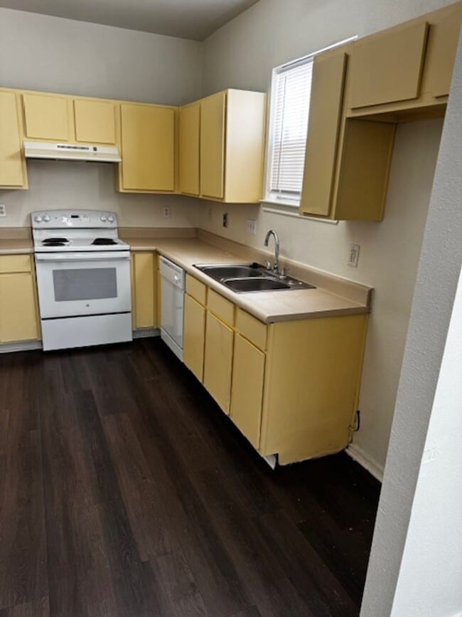 Building Photo - Scenic Gardens Estates