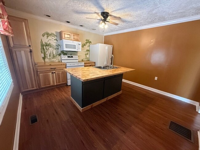 Building Photo - Lance Road Duplex