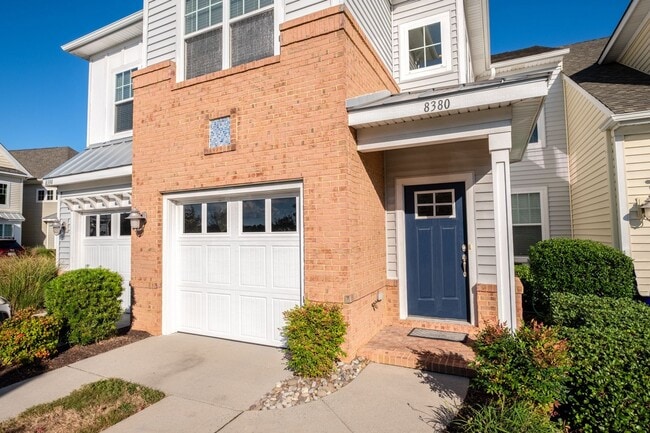 Building Photo - 3BR Open Floor Plan with Sunroom & Garage!