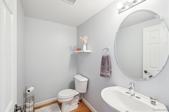 Building Photo - 537 Lewis St