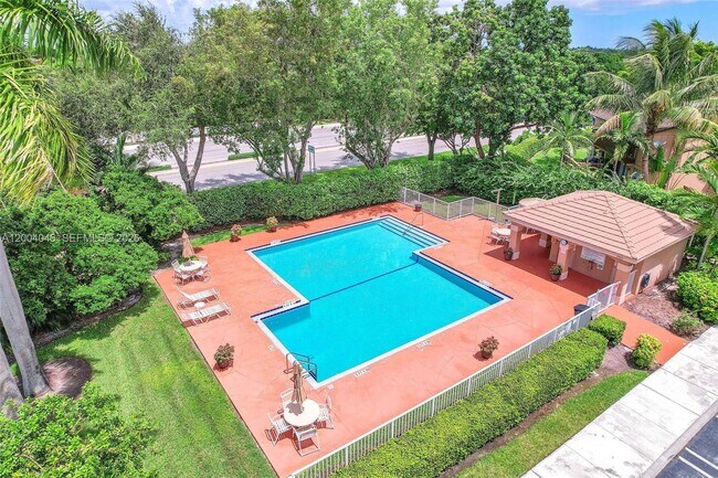 Building Photo - 10112 Royal Palm Blvd