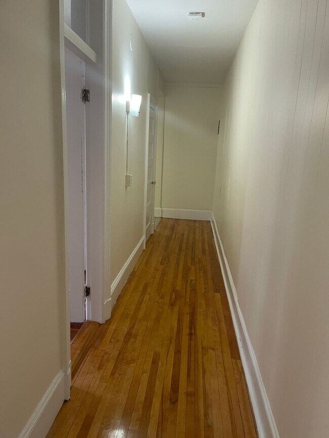 Building Photo - Available now or Dec, Jan MASSIVE TOP FLOOR 1 bed in Pacakrds Corner   EASY EASY CHOICE!