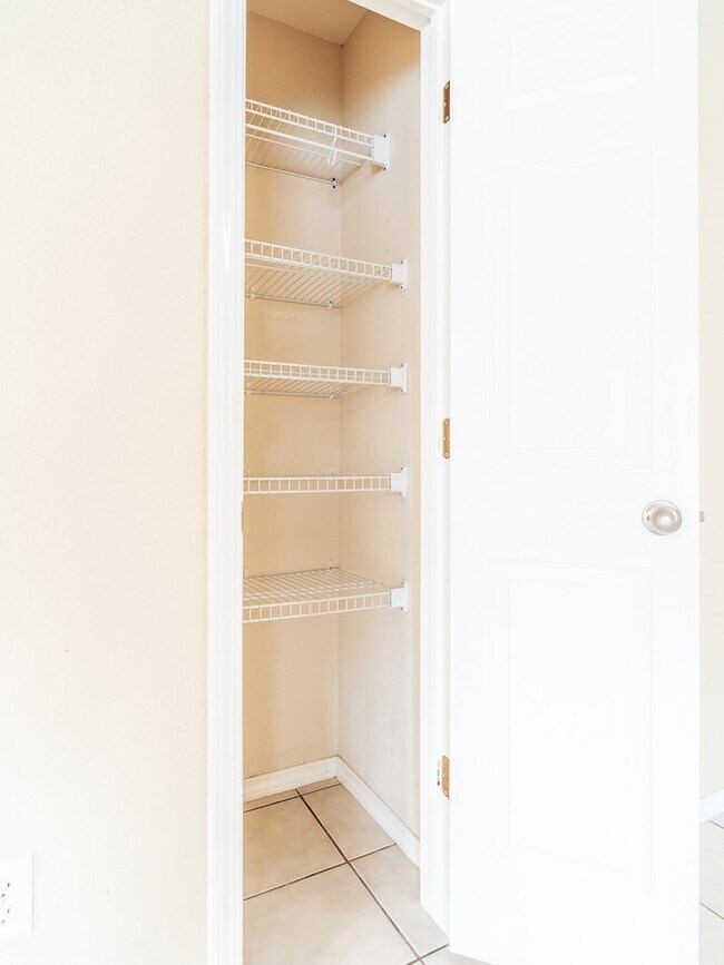 Building Photo - 1102 NW Lincoln Ct