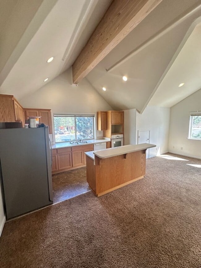 Building Photo - Super cute upstairs apartment available soon for viewing and renting!! Call me today to view and ...