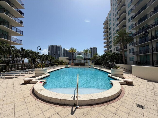 Building Photo - 600 W Las Olas Blvd