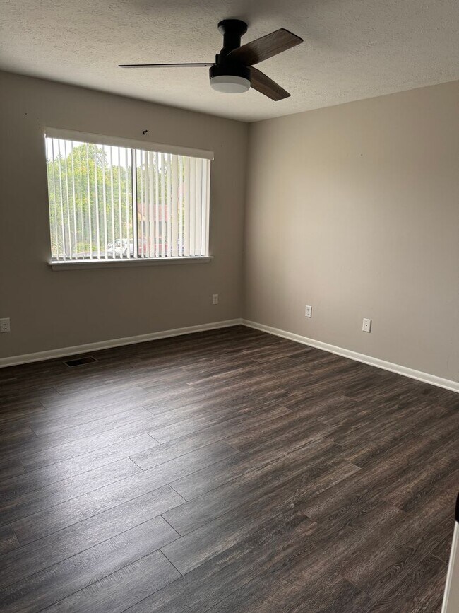 Building Photo - 2 Bedroom || 1.5 Bathroom Townhouse