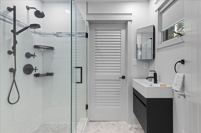 Building Photo - 710 Lighthouse Ave