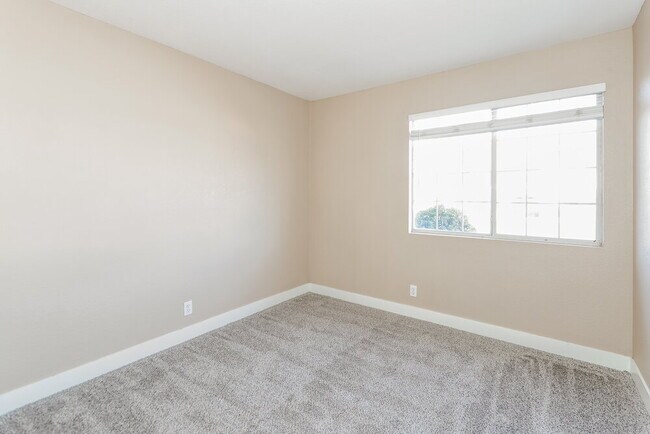 Building Photo - 925 Sunnyfield Way