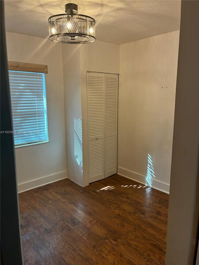 Building Photo - 705 E 9th Ct