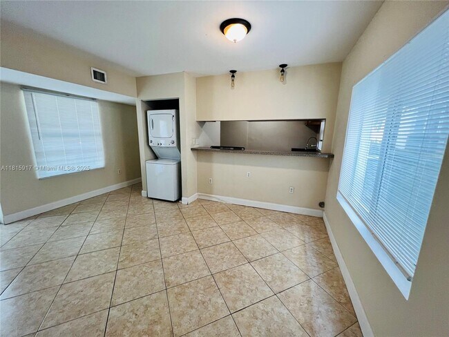 Building Photo - 950 Bay Dr