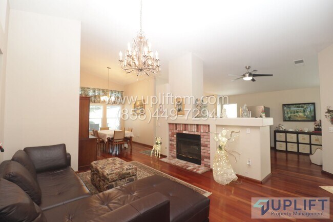 Building Photo - 3 Bed 2 Bath Home With Spacious Back Yard