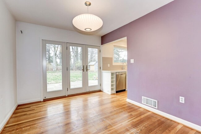 Building Photo - 9718 Holmhurst Rd