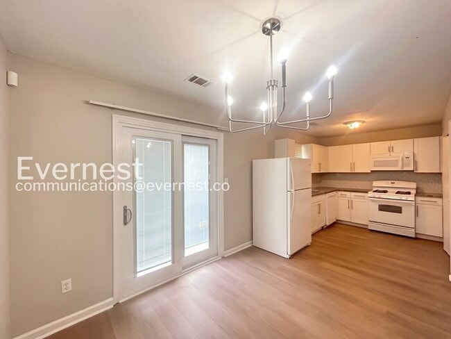 Building Photo - 2 Bed/2.5 Bath Town Home with Off-Street Parking / Available Soon!
