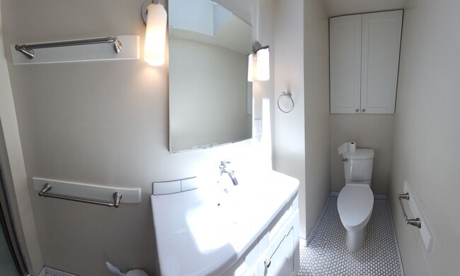 Building Photo - Large 5 Bedroom Home close to Poly Campus!!