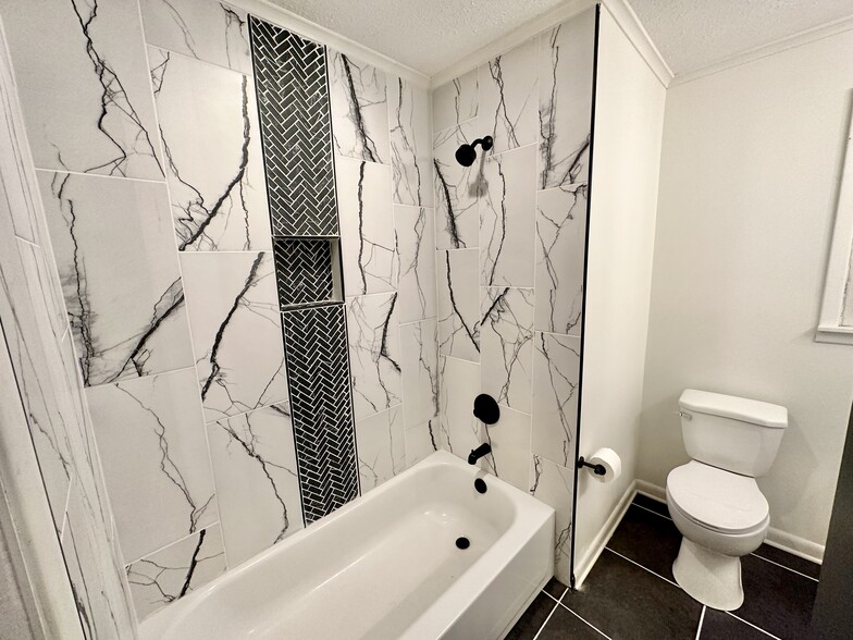 Guest Shower - 913 Lynden Blvd