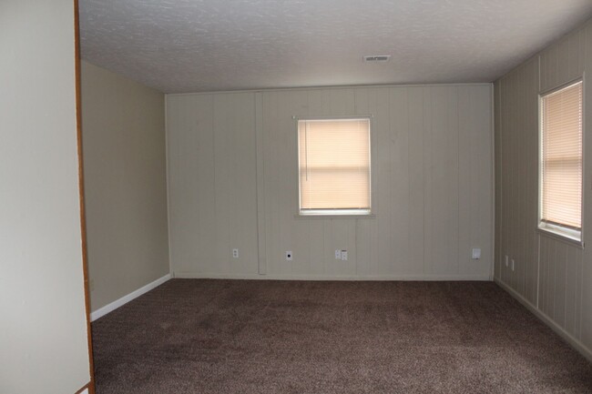 Building Photo - 3 Bed, 1 1/2 bath, 1 Car Garage - Tinker C...