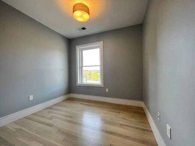 Building Photo - Luxury 4 Bed/2 Bath, LAUNDRY IN-UNIT, Newly Renovated, Private Porch, Washington Square