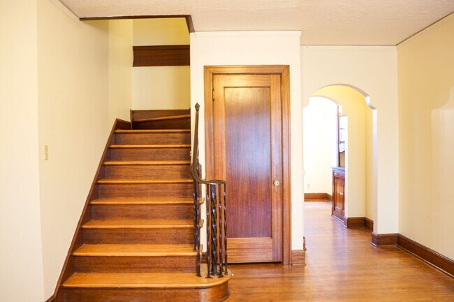 Building Photo - Stunning 1931 Townhome with Original Details You've GOT to See!