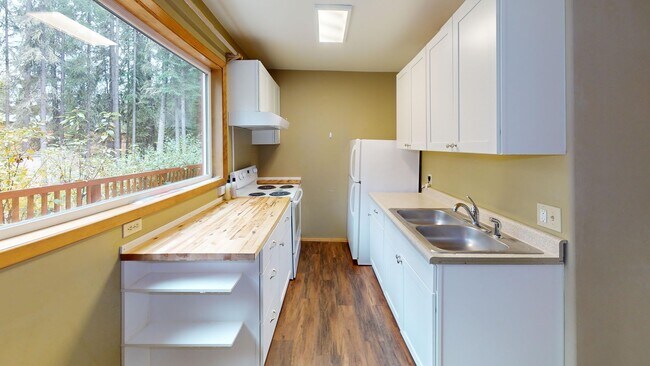 Building Photo - 495 Sun Way