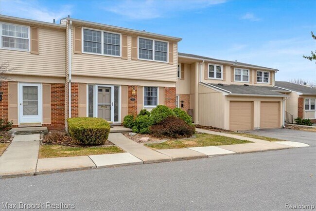 Building Photo - 1613 Brentwood Dr