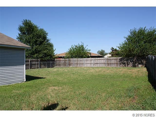 Building Photo - 616 NE Fenway Ave