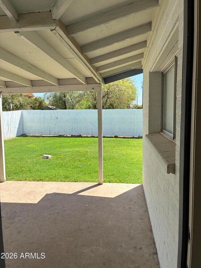 Building Photo - 1439 W Huntington Dr