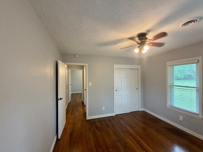 Building Photo - 416 W Wenger Rd