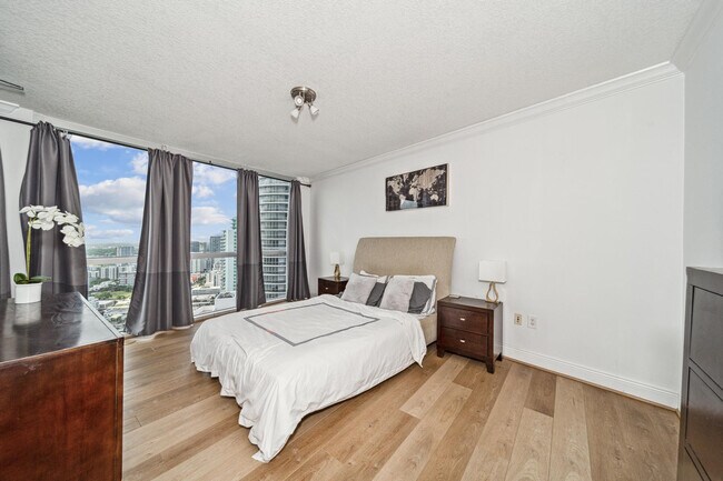 Building Photo - 1750 N Bayshore Dr