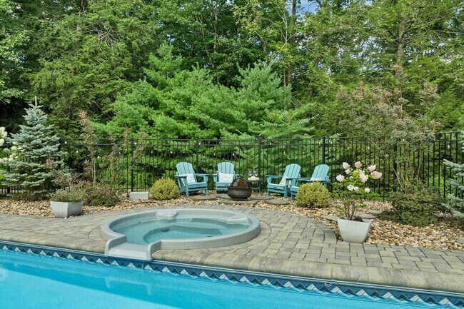 Building Photo - 8 Hemlock Ln