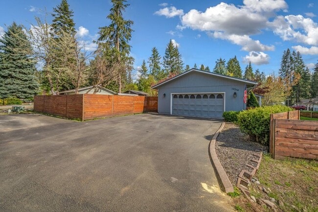 Building Photo - Emerald Estates 4 bed 2 bath with fenced yard