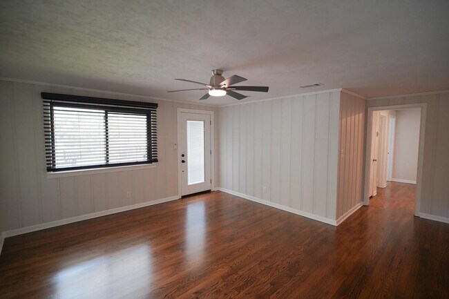 Building Photo - 1506 Sharon Rd