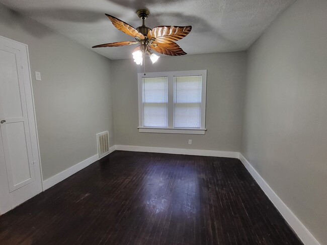 Building Photo - Cute 2 bedroom, 1 bathroom house located n...