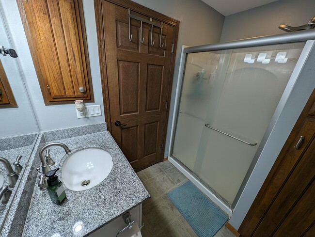 Building Photo - 607 Tamarack Dr W