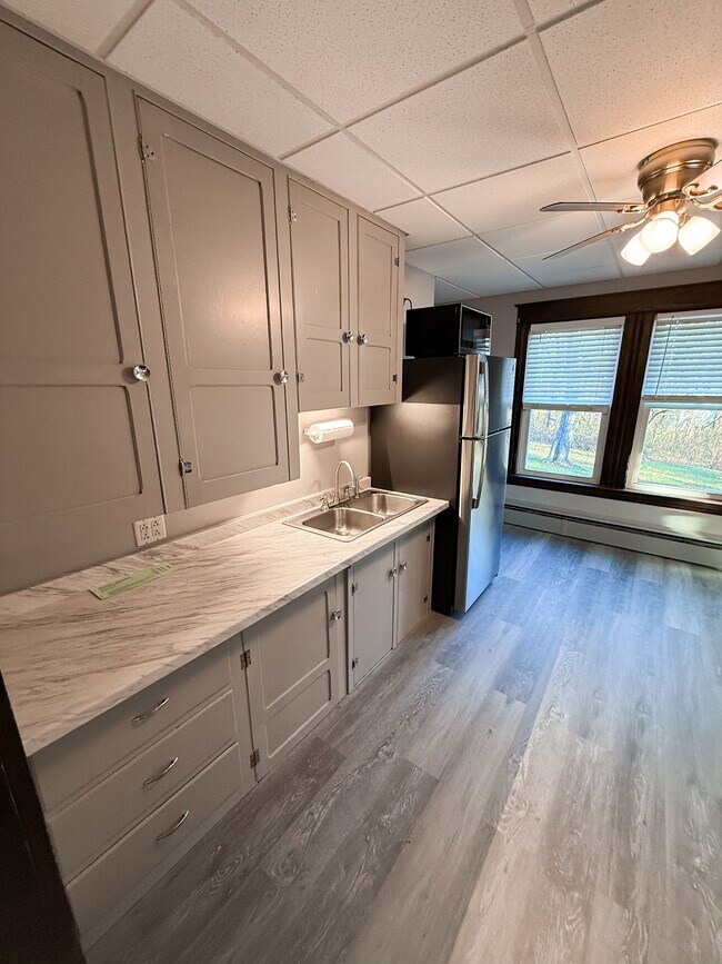 Building Photo - 584 Pleasant St